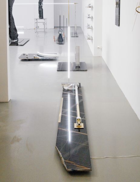 David Jablonowski - Public Hubrid, New Infrastructures 4 (Growth) - 217x260x30cm, Marmer, aluminium, staal, messing en LED