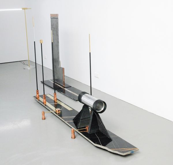 David Jablonowski - Public Hybrid (New Infrastructures 3, Version B) - 150x260x59cm Marmer (sahara noir), aluminium, staal, koper, messing, 3D print (koolstofvezel en polypropulene)