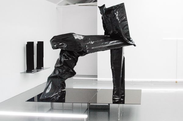 David Jablonowski - Replica, Tribal Spirit Cloud (High Performance Series) - 220x110x235cm Koolstofvezel, glas en aluminium