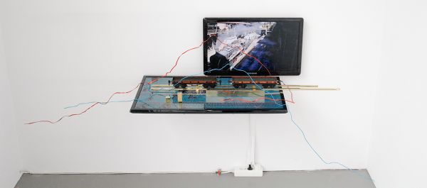 David Jablonowski - The Golden Rules of Flaming (Remasted) - 85x170x50cm Messing, Marklin trein, aluminium, TV en video