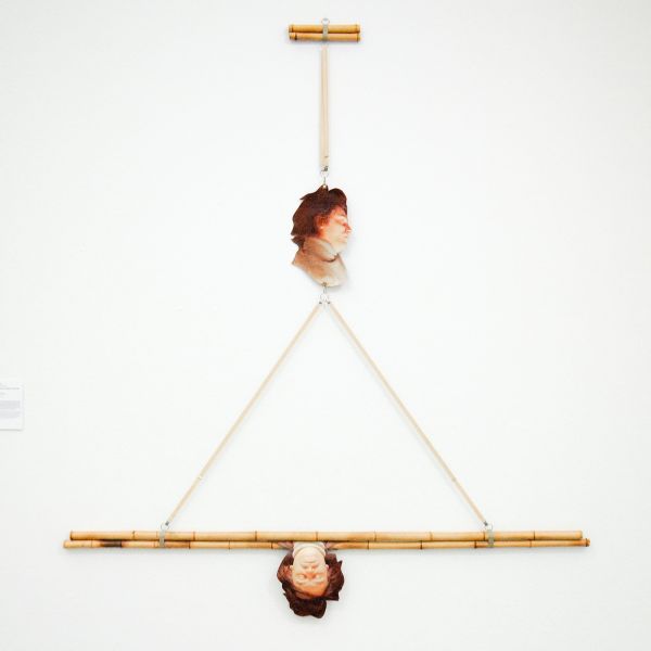 Ger van Elk - It's Me Twice as Flat as I Can Be - Kleurenfoto, bamboe en bretels