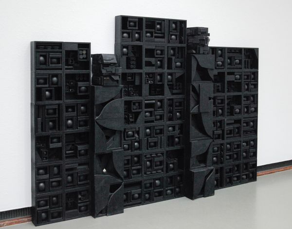 Louise Nevelson - Rain Forest Wall - Hout, verf en spiegelglas