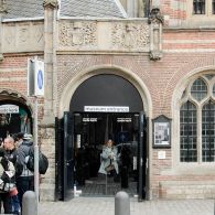 Wie vrolijk wordt van het werk van Christian Boltanski (1944) moet hoognodig een bezoek brengen aan een psycholoog. Als geen ander weet hij op een bedachtzame manier de melanchonische aspecten van [&hellip;]