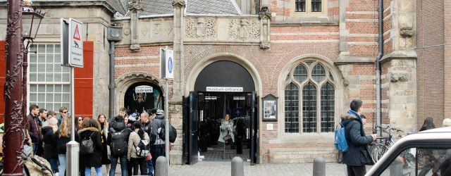 Wie vrolijk wordt van het werk van Christian Boltanski (1944) moet hoognodig een bezoek brengen aan een psycholoog. Als geen ander weet hij op een bedachtzame manier de melanchonische aspecten van [&hellip;]