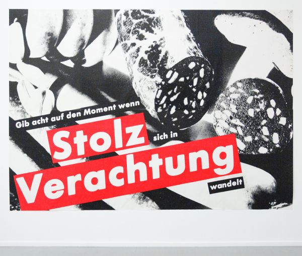 Barbara Kruger - Gib aught auf den Moment wenn Stolz sich in Verachtung wandelt - 250x355cm, Zeefdruk op papier op foamboard, editie van 30