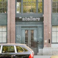 Vandaag opende de postacademische instelling De Ateliers haar deuren. De tien uitverkorenen, die hier de afgelopen twee jaar mochten freewheelen en intense begeleiding kregen, tonen nu wat daar uit is [&hellip;]