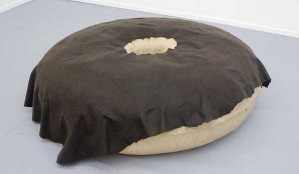 Jason Roads & Paul McCarthy - Chocolate Donut - Omtrek 162x51cm Rubber band et plastic cover en vilt