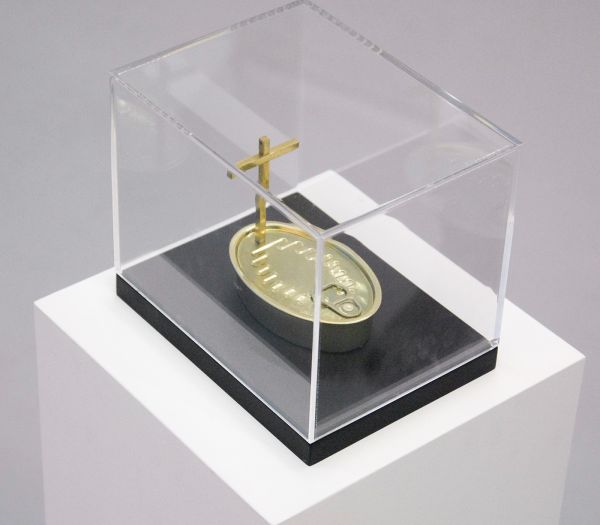 Pascal Bernier - Funeral Fish - 20x15x15cm Ingeblikte vis en metalen kruis