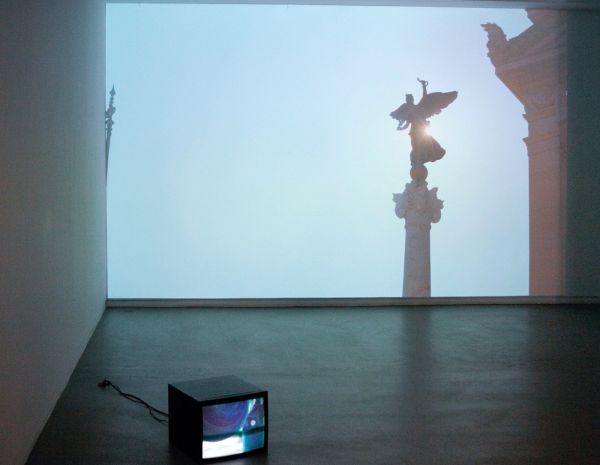 Annet Gelink - Marijke van Warmerdam - La Visione - 1,36minuten, digitale film loop & Thomas Bogaert - The Mointain - 4,45minuten, Super 8 film