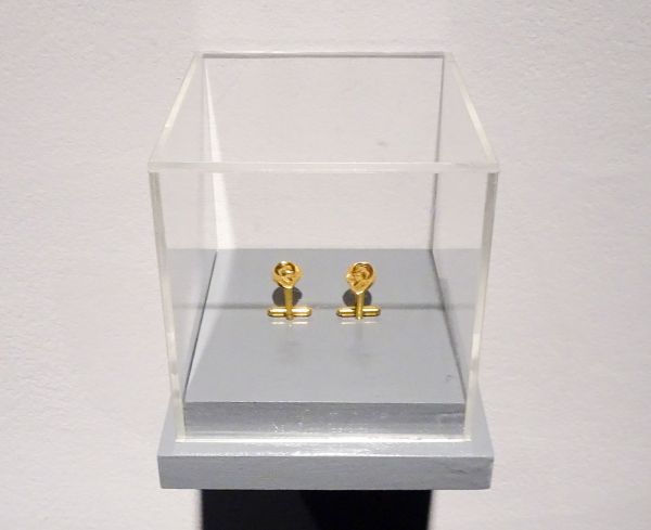 Gabriel Lester - Ears Have Walls - 2x2cm Metaal en doosje