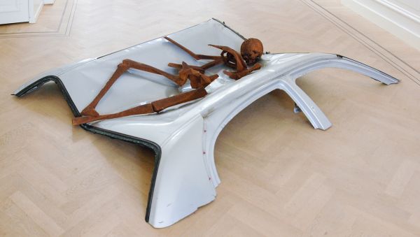 Grimm - Matthew Day Jackson - Nude & Descended - 31x170x249cm Lincoln Continental dak en geroest staal