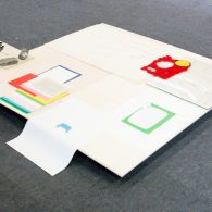 De academie van Den Bosch is tijdelijk verhuisd en bevindt zich nu in een oud distributiecentrum van de post. De vloer bevat duidelijk een soort rooster waar ooit mechanisch gestuurde [&hellip;]