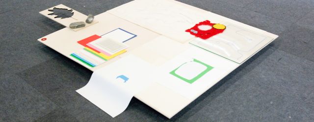 De academie van Den Bosch is tijdelijk verhuisd en bevindt zich nu in een oud distributiecentrum van de post. De vloer bevat duidelijk een soort rooster waar ooit mechanisch gestuurde [&hellip;]