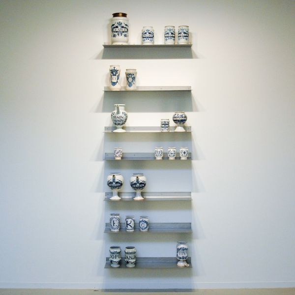 Ron Mandos - Bouke de Vries - Drug Culture - 248x85x27cm Delfts, Deens, Duits en Engels aardewerk