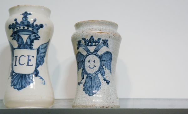 Ron Mandos - Bouke de Vries - Drug Culture - 248x85x27cm Delfts, Deens, Duits en Engels aardewerk (detail)