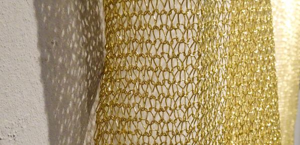 Sarah van Sonsbeeck - One bar of gold, tapestry #1 - 179x141cm Gemetaliseerd textiel draad (detail)
