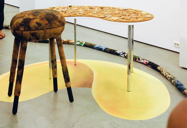 Tegenboschvanvreden - Ana Navas - BBQ - 54x95x42cm Grill en papier mache & Noodles - 83x140x70cm Keramiek, papier mache, staal, hout, vinyl en acrylverf