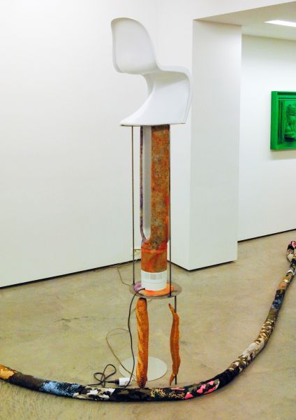 Tegenboschvanvreden - Ana Navas - Column - 213x33x40cm Dyson waaier, papier mache, inkt, kinderhaar, kunstbrood en kunstbloemen