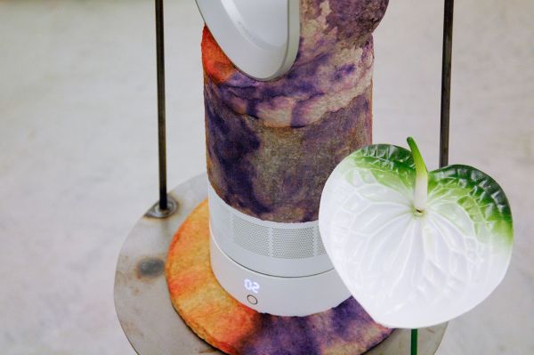 Tegenboschvanvreden - Ana Navas - Column - 213x33x40cm Dyson waaier, papier mache, inkt, kinderhaar, kunstbrood en kunstbloemen (detail)