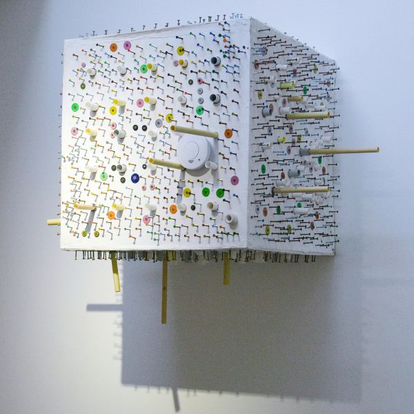 Delano Berendsen - Untitled - 80x80x80cm Hout, plastic, schroeven en verf