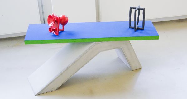 Emilie Bobek - Installtion Playground - 40x35x115cm Hout, textiel, beton, keramiek en geglazuurd keramiek