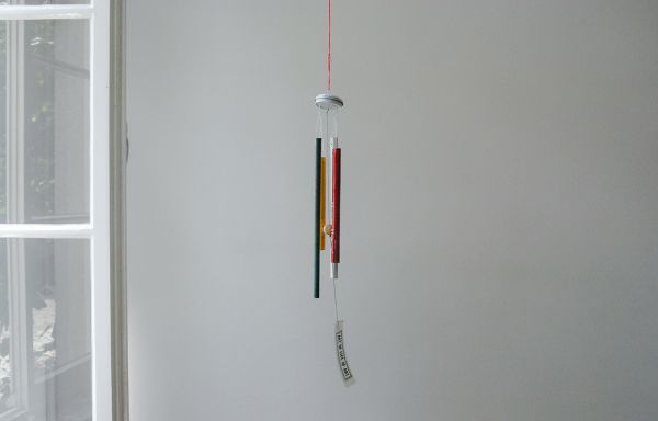 Marijn van Kreij - Untitled (Not much is thrown away becasue there really is no place to throw it, Human Nature, Art of Life of Art) - Wind gong van divers gevonden materiaal