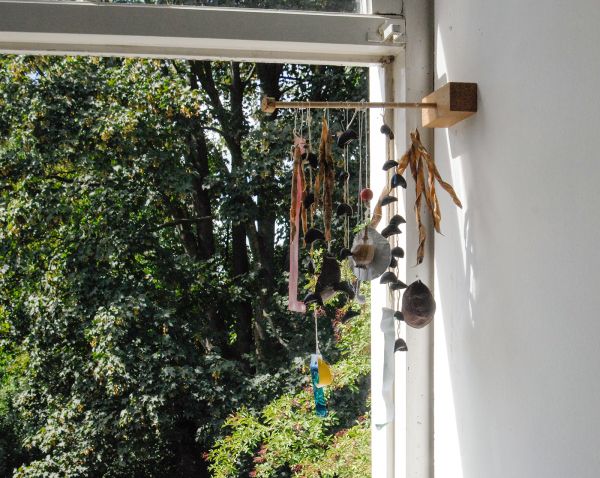 Marijn van Kreij - Untitled (Not much is thrown away becasue there really is no place to throw it, The Joy of Life) - Wind gong van divers gevonden materiaal