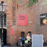 Kunstwerken worden vaak vergeleken met andere kunstwerken. Doorgaans wordt hiermee de ene kunstenaar vergeleken met het werk van een ander om zodoende het werk van die eerste te positioneren. Alsof [&hellip;]