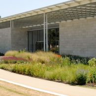 Ja, ik weet het. Taartjes, ijsjes, schoenen en snoepgoed zijn niet bepaald onderwerpen die klinken als gewichtige onderwerpen met enige actuele relevantie. Als het nou kritiek was op de consumptiemaatschappij had het nog gekund. Maar [&hellip;]