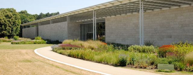 Ja, ik weet het. Taartjes, ijsjes, schoenen en snoepgoed zijn niet bepaald onderwerpen die klinken als gewichtige onderwerpen met enige actuele relevantie. Als het nou kritiek was op de consumptiemaatschappij had het nog gekund. Maar [&hellip;]