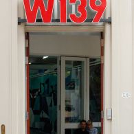 De zomer. Weet je het nog. Die hittegolf waar maar geen einde aan kwam. De verf droogde al aan je penseel. Met een korrelige borstel proberen iets op het doek [&hellip;]