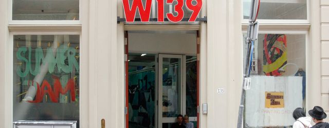 De zomer. Weet je het nog. Die hittegolf waar maar geen einde aan kwam. De verf droogde al aan je penseel. Met een korrelige borstel proberen iets op het doek [&hellip;]