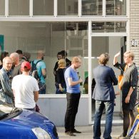 Je kunt de ochtenddauw nog ruiken. Ondanks dat de vooruit van je auto beslagen is, schijnt de felle ochtendzon naar binnen. De reflectie via het asfalt werkt extra verblindend. Je [&hellip;]