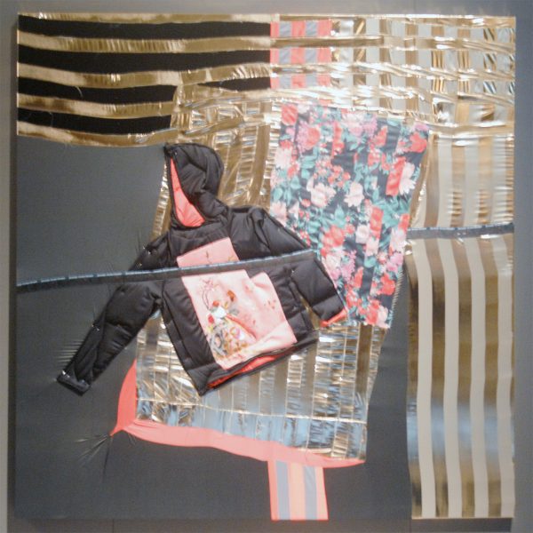 Wouter Paijmans - Bomber Hoody - 200x200cm Polyester textiel, zijde, draad, punaise en lakverf