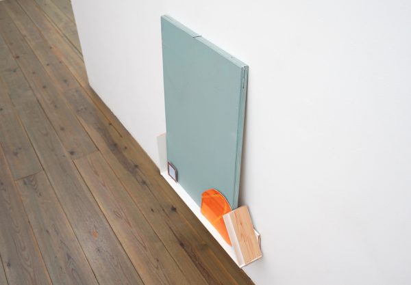 Paul Drissen - The Present, Present, Present - 62x71x11cm Hout, gesso, gouache, papier en stalen naalden (detila0