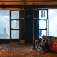 Eenvoudige knipselrestjes zoals je ze aantreft in de knutselhoek van je zesjarige zusje. In een grijze bak liggen velletjes gekleurd papier. Sommigen zijn gevouwen, sommigen hebben een gat in het [&hellip;]