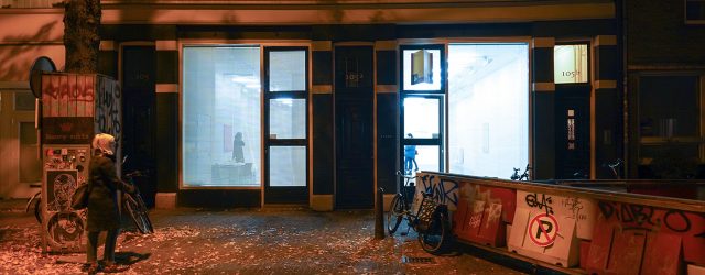 Eenvoudige knipselrestjes zoals je ze aantreft in de knutselhoek van je zesjarige zusje. In een grijze bak liggen velletjes gekleurd papier. Sommigen zijn gevouwen, sommigen hebben een gat in het [&hellip;]