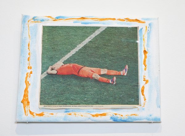 Raoul de Keyser - Robben 1 - Krantenknipsel met foto en olieverf op doek op hout, 2012