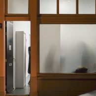 Daar waar de alledaagse werkelijkheid even wordt omgebogen. In een oogflits denk je iets te zien wat je vervolgens verkeerd blijkt te hebben gezien. Even denk je een bekende te [&hellip;]