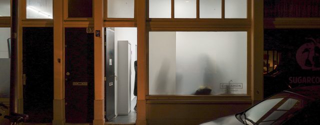 Daar waar de alledaagse werkelijkheid even wordt omgebogen. In een oogflits denk je iets te zien wat je vervolgens verkeerd blijkt te hebben gezien. Even denk je een bekende te [&hellip;]