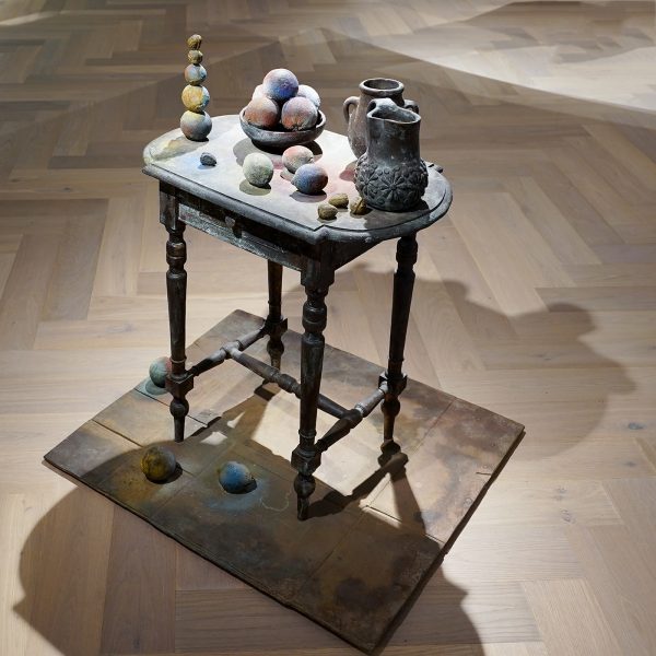 Folkert de Jong - Nihilist Table - Brond