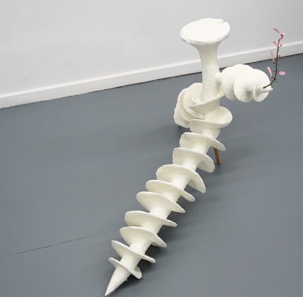 Micha Patiniott - The Offering - 44x55x90cm Papier, lijm, klei en stokje