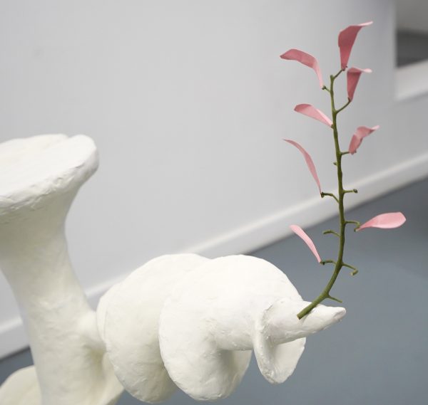 Micha Patiniott - The Offering - 44x55x90cm Papier, lijm, klei en stokje (detail)