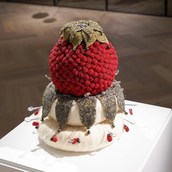 Regula Maria Muller - Kroon voor het Genot II - Glaskralen, zoetwaterparels, koperdraad, wolvilt