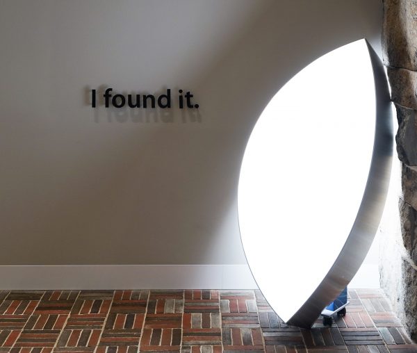 Robart Barta - I Found it - Acrylglas, roestvrijstaal en gloeilampen