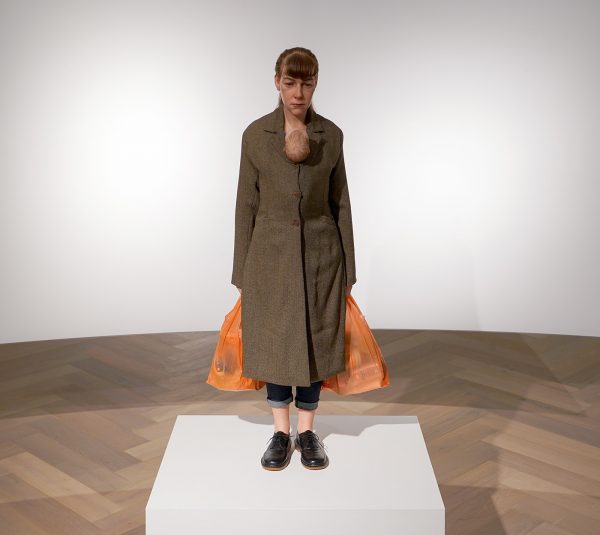 Ron Mueck - Woman with shopping bags - Mixed media
