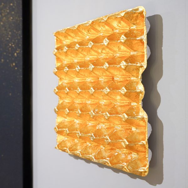 Sarah van Sonsbeeck - Mistakes I have Made - Bladgoud op Faraday verf op doek (net niet op de foto) en eierdoos met bladgoud