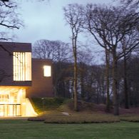 Ver van de drukte van alledag ligt ergens tussen de bloembollenvelden een museum dat heel langzaam aan stilletjes haar eerste bezoekers binnen laat komen. Zo links en rechts wordt gefluisterd [&hellip;]