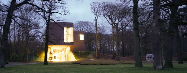 Ver van de drukte van alledag ligt ergens tussen de bloembollenvelden een museum dat heel langzaam aan stilletjes haar eerste bezoekers binnen laat komen. Zo links en rechts wordt gefluisterd [&hellip;]