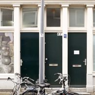 Met enige regelmaat zijn kunstenaars die de white cube van de galerie aanpakken. Zo zie je zo nu en dan beschilderde muren of zelfs een nieuwe vloer zodat het gevoelsmatig [&hellip;]